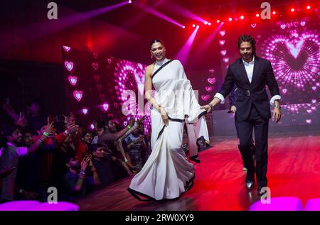 Mumbai, Maharashtra, Indien. September 2023. Die Bollywood-Schauspieler Deepika Padukone und Shah Rukh Khan besuchen eine Veranstaltung, um den Erfolg ihres Films „Jawan“ in Mumbai, Indien, am 15. September 2023 zu feiern. (Bild: © Niharika Kulkarni/ZUMA Press Wire) NUR REDAKTIONELLE VERWENDUNG! Nicht für kommerzielle ZWECKE! Quelle: ZUMA Press, Inc./Alamy Live News Stockfoto