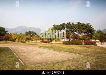 Gyeongbokgung Palace und seine Anlage an einem schönen Herbsttag in Seoul, Südkorea Stockfoto