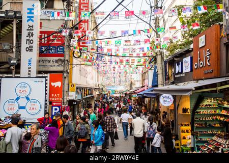 Seoul, Südkorea, 25. Oktober 2014: Der geschäftige und traditionelle Nam Dae Mun Markt inmitten eines Herbsttages Stockfoto