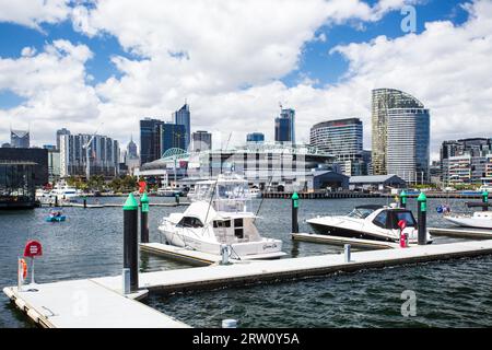 Melbourne, Australien, Januar 30, die berühmte Skyline von Melbourne von einem Pier in Docklands an einem heißen Sommertag am 30. Januar 2015 Stockfoto