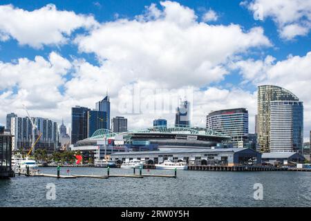 Melbourne, Australien, Januar 30, die berühmte Skyline von Melbourne von einem Pier in Docklands an einem heißen Sommertag am 30. Januar 2015 Stockfoto