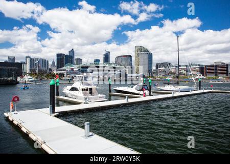 Melbourne, Australien, Januar 30, die berühmte Skyline von Melbourne von einem Pier in Docklands an einem heißen Sommertag am 30. Januar 2015 Stockfoto