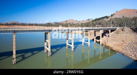 Das kleine Dorf von Bonnie Doon auf See Eildon an einem Herbsttag in Victoria, Australien Stockfoto