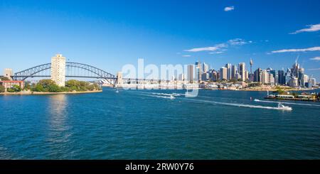 Das Geschäftsviertel von Sydney und der umliegende Hafen vom Balls Head Reserve an einem Sommertag am 8. Februar 2015 Stockfoto