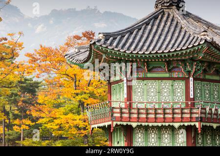 Gyeongbokgung Palace und seine Anlage an einem schönen Herbsttag in Seoul, Südkorea Stockfoto