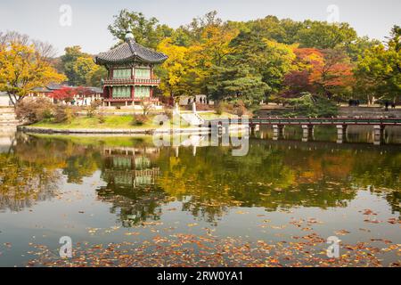 Gyeongbokgung Palace und seine Anlage an einem schönen Herbsttag in Seoul, Südkorea Stockfoto