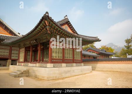 Gyeongbokgung Palace und seine Anlage an einem schönen Herbsttag in Seoul, Südkorea Stockfoto