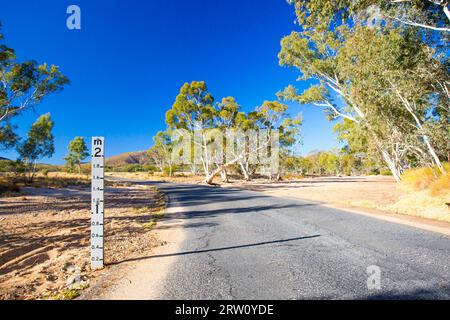 Eine Periode der Dürre führte zu diesem ausgetrocknetes Flussbett im Creek in der Nähe von Ormiston Gorge, Northern Territory, Australien Stockfoto