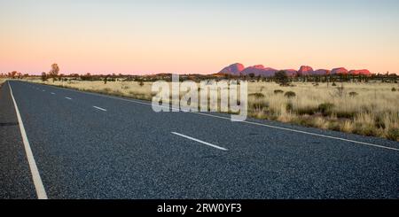 Die Olgas und die nahegelegene Straßenlandschaft an einem klaren Winter #39, s Morgen im Northern Territory, Australien Stockfoto