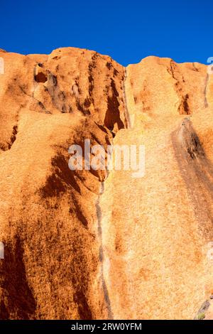 Uluru-Felsendetails zeigen frühere Wasserfälle an einem klaren Winter#39, dem Morgen im Northern Territory, Australien Stockfoto