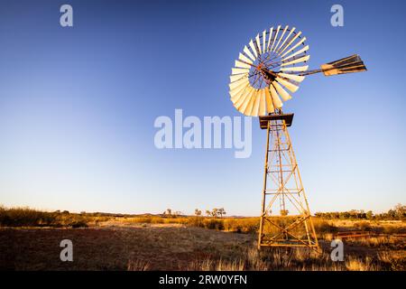 Einer alten stillgelegten Windmühle im Morgengrauen in der Nähe von Gemtree, Northern Territory, Australien Stockfoto