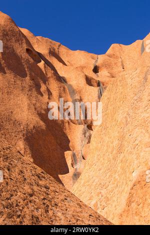 Uluru-Felsendetails zeigen frühere Wasserfälle an einem klaren Winter#39, dem Morgen im Northern Territory, Australien Stockfoto