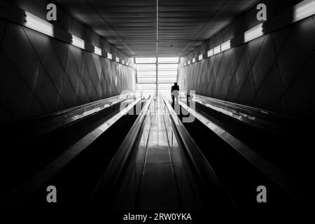 Ein Zugpassagier verlässt eine U-Bahn-Station in Seoul, Republik Korea Stockfoto