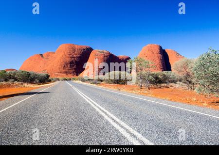 Die Olgas und den nahe gelegenen Straßenbild im Northern Territory, Australien Stockfoto