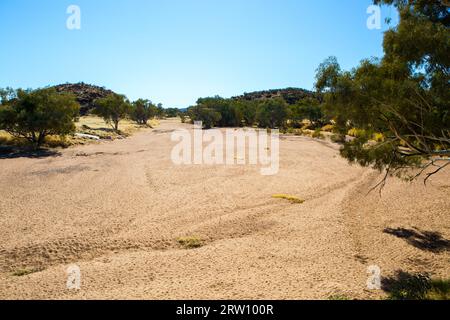 Trockenes Flussbett des Todd River in der Nähe der Alten Telegrafenstation in Alice Springs, Australien Stockfoto