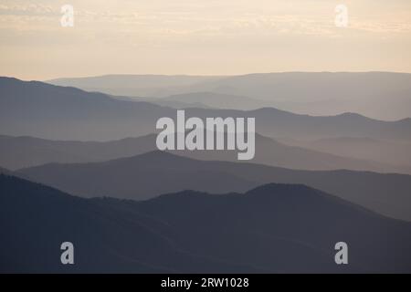 Zeigen Sie vergangene Mansfield bei Sonnenuntergang vom Gipfel des Mt Buller in Victoria, Australien an Stockfoto