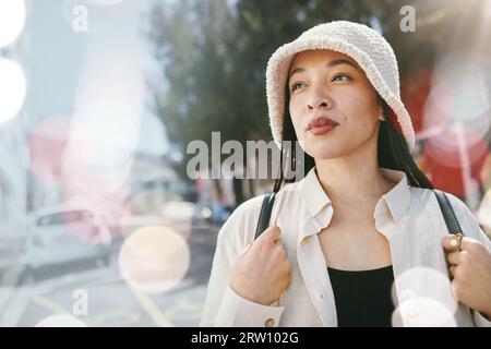 Denken, Mode und Frauen in der Stadt auf Bokeh zu reisen, Freiheit und Abenteuer. Traum, Stil und Person in der Stadt auf Reise, Reise oder Vision von Stockfoto