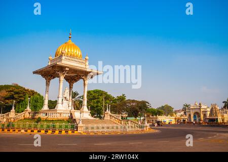 Statue von Maharaja Chamarajendar Wodeyar König im Zentrum der Stadt Mysore in Indien Stockfoto