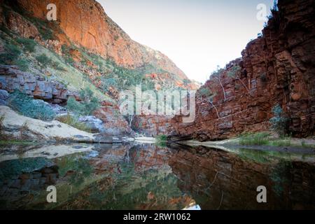 Die beeindruckende Aussicht auf Ormiston Gorge in den West MacDonnell Ranges im Northern Territory, Australien Stockfoto