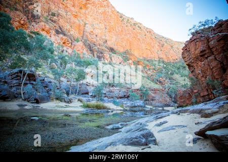 Die beeindruckende Aussicht auf Ormiston Gorge in den West MacDonnell Ranges im Northern Territory, Australien Stockfoto