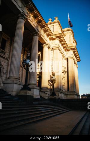 Parlamentsgebäude für den Bundesstaat Victoria bei Dämmerung in Melbourne CBD, Victoria, Australien Stockfoto