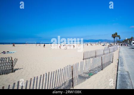 Los Angeles, USA, 9. August 2015: Volleyballfelder am Santa Monica Beach an einem warmen, sonnigen Sommertag Stockfoto
