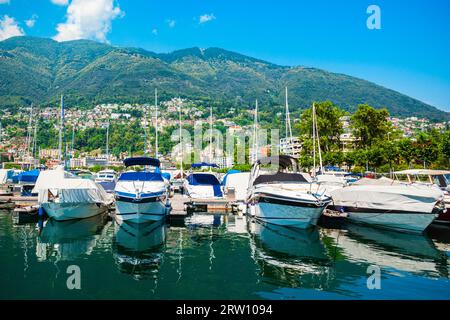 Locarno Hafen mit Yachten und Boote. Locarno ist eine Stadt am Lago Maggiore im Tessin Kanton der Schweiz. Stockfoto