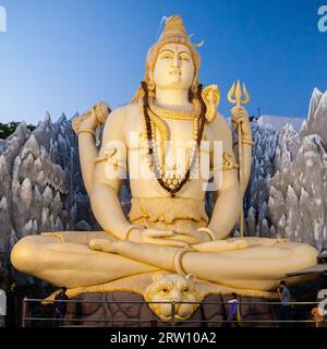 Lord Shiva Statue am Shivoham Shiva Tempel, in Bangalore City in Karnataka, Indien Stockfoto