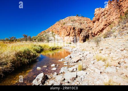 Eine Ansicht von Glen Helen Gorge an einem klaren Wintertag im Northern Territory, Australien Stockfoto