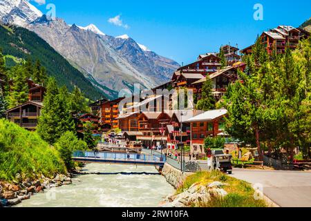 Traditionelle Häuser in der Nähe des Matter Vispa Fluss im Zentrum von Zermatt im Kanton Wallis in der Schweiz Stockfoto