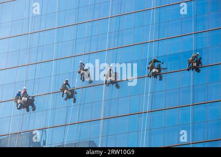 Seoul, Südkorea, 25. Oktober 2014: Arbeiter reinigen die Fenster als Team auf einem Wolkenkratzer in der Innenstadt von Seoul Stockfoto