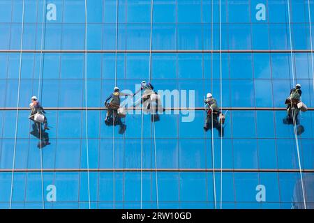 Seoul, Südkorea, 25. Oktober 2014: Arbeiter reinigen die Fenster als Team auf einem Wolkenkratzer in der Innenstadt von Seoul Stockfoto