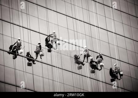 Seoul, Südkorea, 25. Oktober 2014: Arbeiter reinigen die Fenster als Team auf einem Wolkenkratzer in der Innenstadt von Seoul Stockfoto