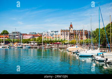 Yachten im Hafen von Lausanne. Losanna ist Hauptstadt und größte Stadt des Kantons Waadt, am Ufer des Genfer Sees in der Schweiz. Stockfoto
