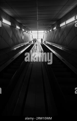 Rolltreppen am Ausgang eines Bahnhofs in Seoul, Südkorea Stockfoto