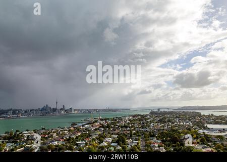 Auckland, Neuseeland, 15. April 2015: Sturm über der Skyline von Aucland, von Devonport aus gesehen Stockfoto