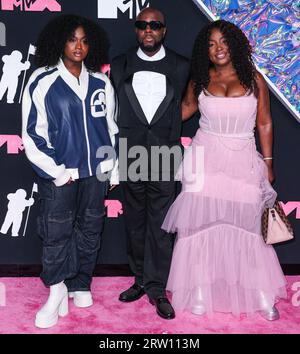 NEWARK, NEW JERSEY, USA - 12. SEPTEMBER: Angelina Claudinelle Jean, Wyclef Jean und Claudinette Jean treffen bei den MTV Video Music Awards 2023 ein, die am 12. September 2023 im Prudential Center in Newark, New Jersey, USA, stattfinden. (Foto: Xavier Collin/Image Press Agency) Stockfoto