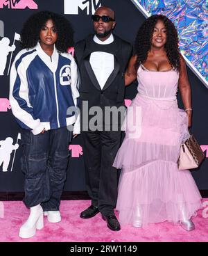 NEWARK, NEW JERSEY, USA - 12. SEPTEMBER: Angelina Claudinelle Jean, Wyclef Jean und Claudinette Jean treffen bei den MTV Video Music Awards 2023 ein, die am 12. September 2023 im Prudential Center in Newark, New Jersey, USA, stattfinden. (Foto: Xavier Collin/Image Press Agency) Stockfoto