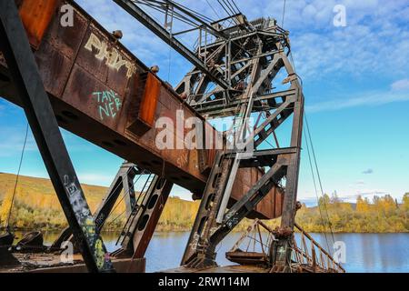 In der Nähe der Überreste der historischen Gold Dredge Nr. 3 im Herbst, Steese Highway, Alaska Stockfoto