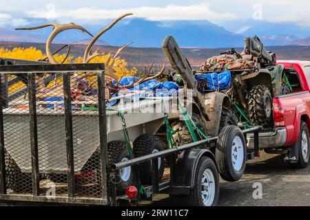 Jäger pick up auf dem Weg zurück mit Ausrüstung und Trophäen, Richardson Highway, Alaska Stockfoto