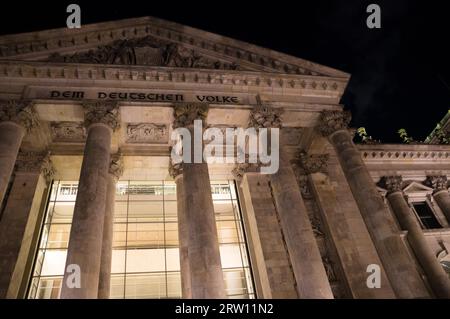 Nächtliche Nahaufnahme des berühmten Reichstagsgebäudes in Berlin, Deutschland Stockfoto