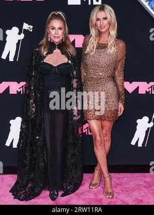 NEWARK, NEW JERSEY, USA - 12. SEPTEMBER: Kathy Hilton und Tochter Nicky Hilton treffen am 12. September 2023 im Prudential Center in Newark, New Jersey, USA, bei den MTV Video Music Awards 2023 ein. (Foto: Xavier Collin/Image Press Agency) Stockfoto