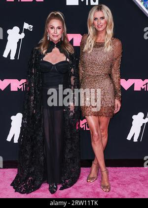 NEWARK, NEW JERSEY, USA - 12. SEPTEMBER: Kathy Hilton und Tochter Nicky Hilton treffen am 12. September 2023 im Prudential Center in Newark, New Jersey, USA, bei den MTV Video Music Awards 2023 ein. (Foto: Xavier Collin/Image Press Agency) Stockfoto