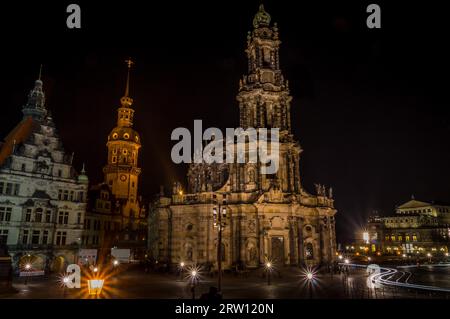 Katholische Hofkirche im Zentrum der Dresdner Altstadt bei Nacht. Die Langzeitbelichtung erfasst den Verkehrsfluss Stockfoto