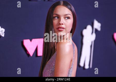 NEWARK, NEW JERSEY, USA - 12. SEPTEMBER: Olivia Rodrigo, die ein individuelles Ludovic de Saint Sernin-Kleid mit 150.000 Swarovski-Kristallen trägt, trifft bei den MTV Video Music Awards 2023 im Prudential Center am 12. September 2023 in Newark, New Jersey, USA ein. (Foto: Xavier Collin/Image Press Agency) Stockfoto