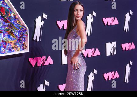 NEWARK, NEW JERSEY, USA - 12. SEPTEMBER: Olivia Rodrigo, die ein individuelles Ludovic de Saint Sernin-Kleid mit 150.000 Swarovski-Kristallen trägt, trifft bei den MTV Video Music Awards 2023 im Prudential Center am 12. September 2023 in Newark, New Jersey, USA ein. (Foto: Xavier Collin/Image Press Agency) Stockfoto