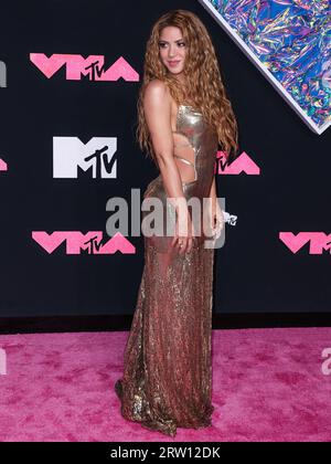 NEWARK, NEW JERSEY, USA - 12. SEPTEMBER: Die kolumbianische Sängerin und Songwriterin Shakira (Shakira Isabel Mebarak Ripoll), die Versace mit Piferi Heels trägt, trifft am 12. September 2023 im Prudential Center in Newark, New Jersey, USA, bei den MTV Video Music Awards 2023 ein. (Foto: Xavier Collin/Image Press Agency) Stockfoto