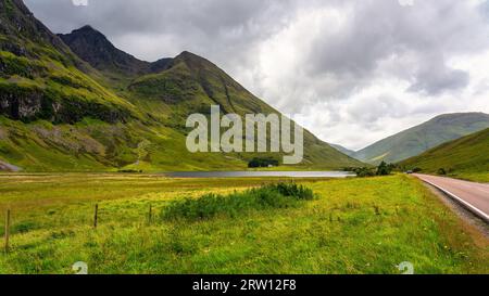 Straße durch das atemberaubende Glencoe-Tal in den schottischen Highlands. Stockfoto