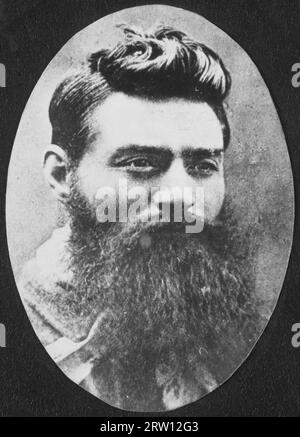 Porträt des Bushranger Ned Kelly am Tag vor seiner Erhängung am 11. November 1880. Von dem Fotografen Charles Nettleton. Edward Kelly (* 1854. Dezember bis 11. November 1880) war ein australischer Bushranger, Gesetzloser, Bandenführer und verurteilter Polizeimörder. Als einer der letzten Bushrangers ist er dafür bekannt, dass er bei seinem letzten Schießerei mit der Polizei einen kugelsicheren Anzug trägt. Stockfoto