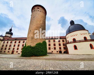 Bergfried-Turm und Marienkirche oder Marienkirche auf der Festung Marienberg in der Wurzburger Altstadt. Würzburg oder Würzburg ist eine Stadt in Franken Stockfoto